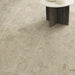 Ambientazione con piastrelle in gres porcellanato effetto pietra naturale e vissuta, collezione Blendstone di Settecento Ceramica, colore pure 30x60