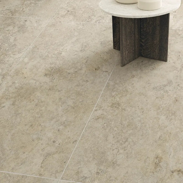 Ambientazione con piastrelle in gres porcellanato effetto pietra naturale e vissuta, collezione Blendstone di Settecento Ceramica, colore Pure 60x120