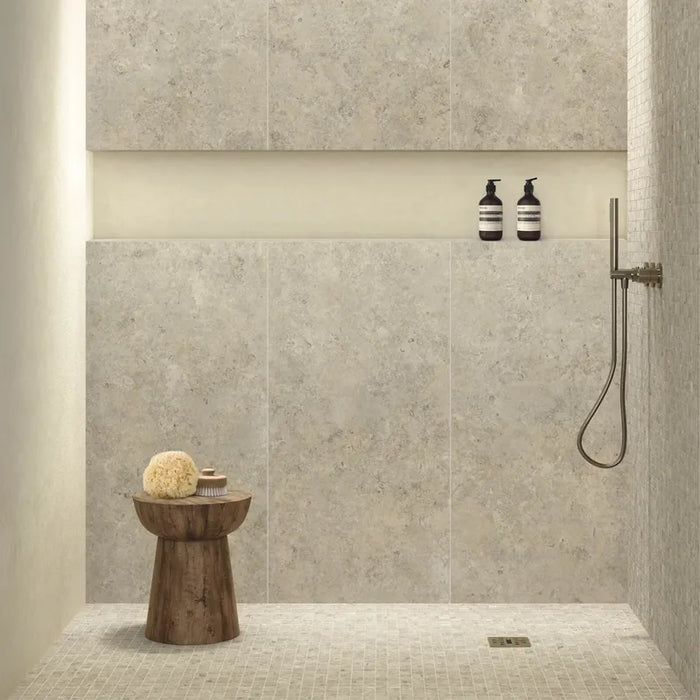 Ambientazione con piastrelle in gres porcellanato effetto pietra naturale e vissuta, collezione Blendstone  di Settecento Ceramica, colore Pure 60x60