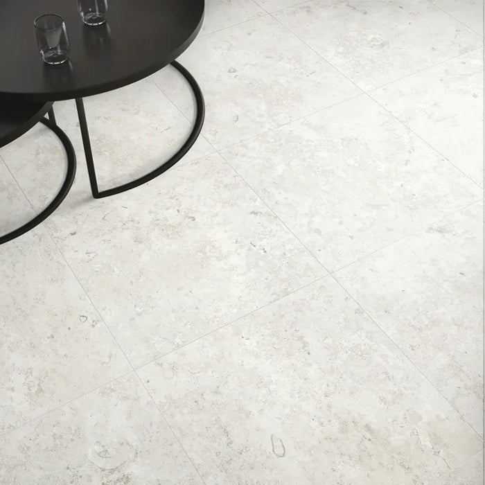Ambientazione con piastrelle in gres porcellanato effetto pietra naturale e vissuta, collezione Blendstone di Settecento Ceramica, colore White 60x60