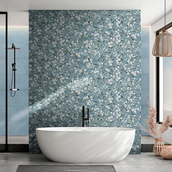 Bagno moderno con rivestimento in bicottura pasta bianca con decoro floreale della collezione Blossom di Savoia Italia, formato 33x100 cm, colore Garden Avio