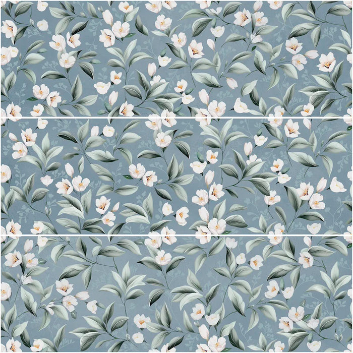 Piastrella per rivestimenti in bicottura pasta bianca con decoro floreale della collezione Blossom di Savoia Italia, formato 33x100 cm, colore Garden Avio