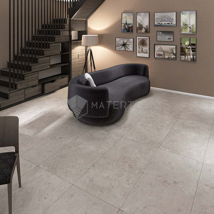 Salotto moderno con pavimento in gres porcellanato effetto pietra naturale della collezione la geoteca nella colorazione bourgogne SILVER di gardenia orchidea 60x120