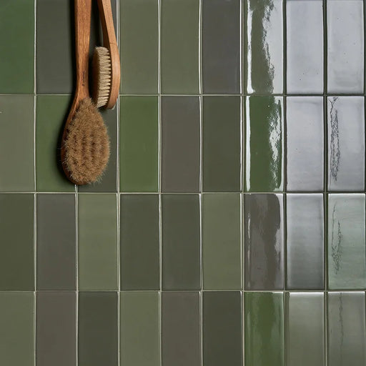 Dettaglio rivestimento in gres serie Cosmo di 41zero42, effetto mattoncino lucido, formato 6x15 cm, Colore Brick Lux Verde
