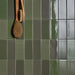 Dettaglio rivestimento in gres serie Cosmo di 41zero42, effetto mattoncino lucido, formato 6x15 cm, Colore Brick Lux Verde