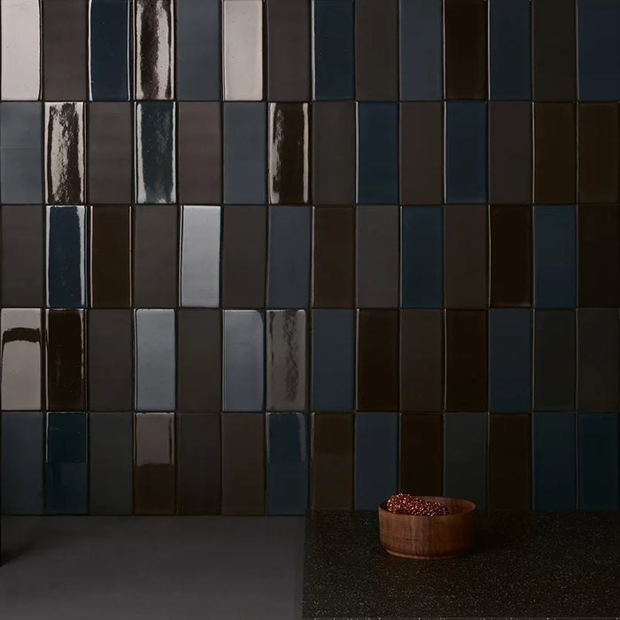 Dettaglio rivestimento in gres serie Cosmo di 41zero42, effetto mattoncino lucido, formato 6x15 cm, Colore Brick Lux Blu/Nero