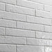 Dettaglio piastrella per rivestimento in gres porcellanato effetto mattoncino rustico Lucido 4,5x23 cm della collezione Brickart, colore Half White di Ceramica Settecento
