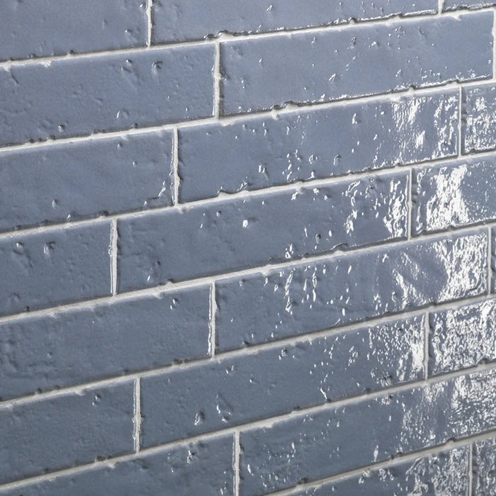 Dettaglio piastrella per rivestimento in gres porcellanato effetto mattoncino rustico Lucido 4,5x23 cm della collezione Brickart, colore Lagoon di Ceramica Settecento