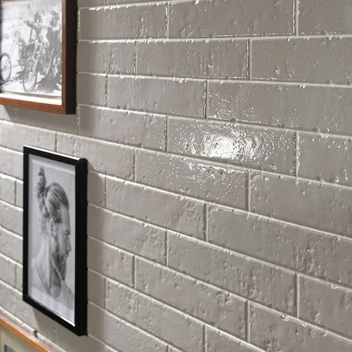 Dettaglio piastrella per rivestimento in gres porcellanato effetto mattoncino rustico Lucido 4,5x23 cm della collezione Brickart, colore Savannah di Ceramica Settecento