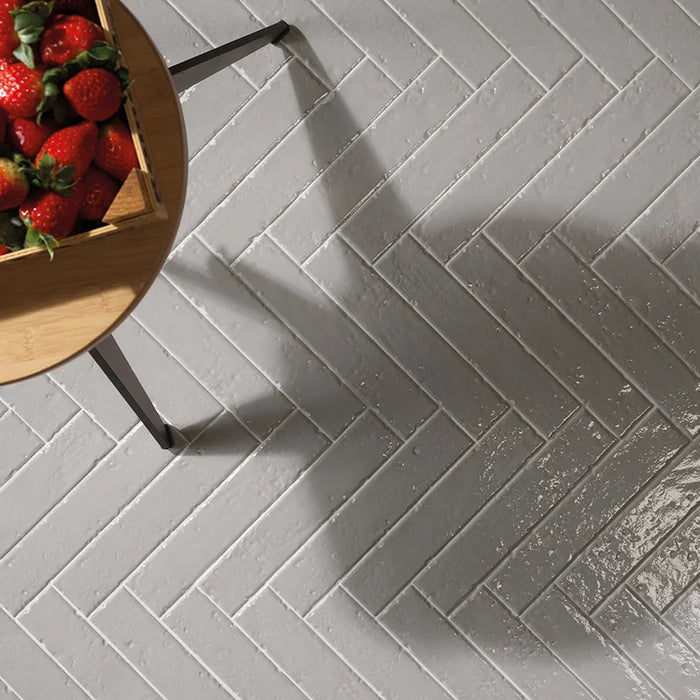 Dettaglio piastrella per rivestimento in gres porcellanato effetto mattoncino rustico Lucido 4,5x23 cm della collezione Brickart, colore Savannah di Ceramica Settecento