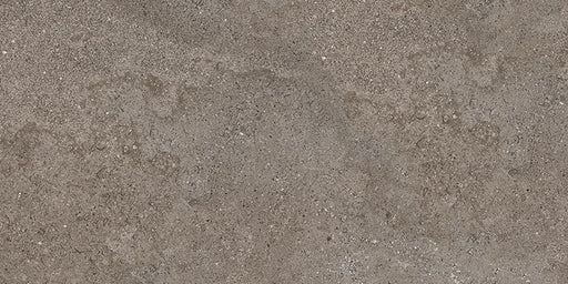 Dettaglio piastrella in gres porcellanato effetto pietra calcarea, Ceramiche Keope - Collezione Brystone, formato 30x60 cm, finitura natural R9, colore Avana. Ideale per pavimenti e rivestimenti di design.