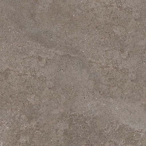 Dettaglio piastrella in gres porcellanato effetto pietra calcarea, Ceramiche Keope - Collezione Brystone, formato 60x60 cm, finitura natural R9, colore Avana. Ideale per pavimenti e rivestimenti di design.