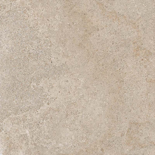 Dettaglio piastrella in gres porcellanato effetto pietra calcarea, Ceramiche Keope - Collezione Brystone, formato 60x60 cm, finitura natural R9, colore Gold. Ideale per pavimenti e rivestimenti di design.