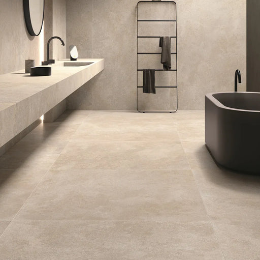 Pavimento bagno con piastrelle effetto pietra, collezione brystone di ceramiche keope colore Ivory