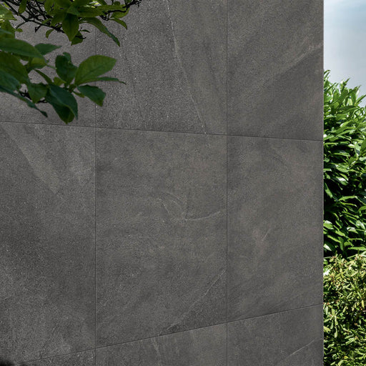 Dettaglio muro con rivestimento esterno in gres porcellanato effetto pietra Urban della collezione Burlington Stone di Gardenia Orchidea, formato 60x120 R11, colore Graphite