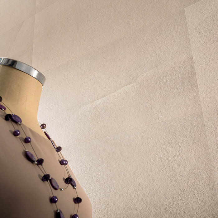 Dettaglio piastrella da pavimento e rivestimento in gres porcellanato effetto pietra Urban della collezione Burlington Stone di Gardenia Orchidea, formato 100x100, colore cream