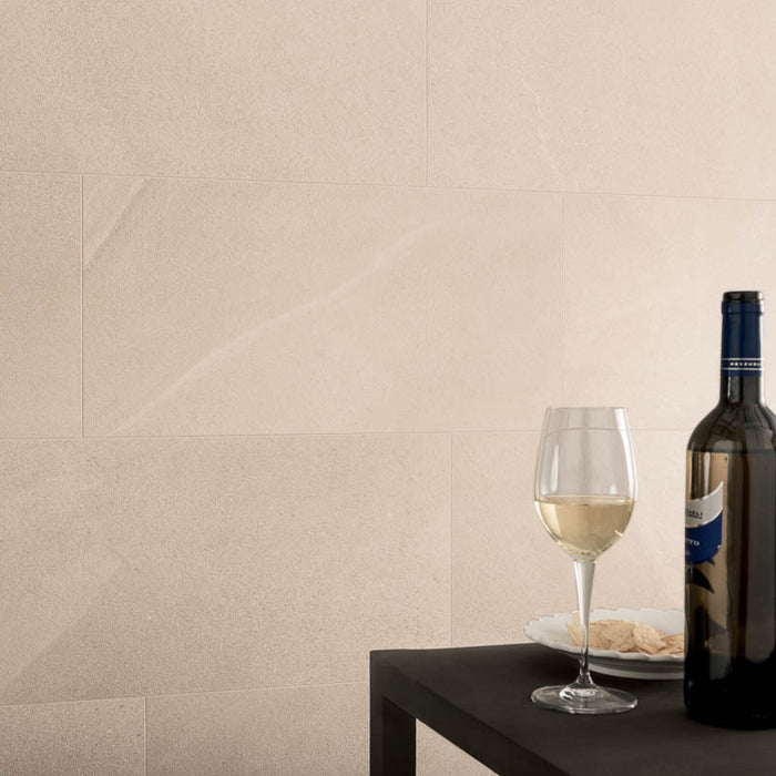 Dettaglio muro con rivestimento in gres porcellanato effetto pietra Urban della collezione Burlington Stone di Gardenia Orchidea, formato 60x120, colore Cream