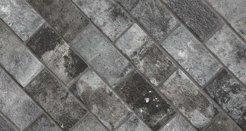 Dettaglio piastrella per pavimento e rivestimento in gres porcellanato effetto mattoncino Opaco 13x25 cm della collezione London, colore Charcoal di Ceramica Rondine