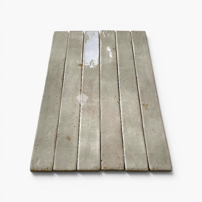 Foto piastrelle per pavimento e rivestimento in gres porcellanato effetto mattoncino lucido 4.8x45 cm della collezione Colors Brick, colore Light Grey di Ceramica Rondine