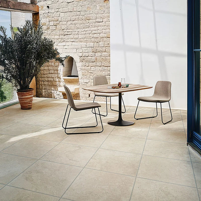Gazebo esterno con pavimento Colosseum Caramel di Idea Ceramica in gres porcellanato effetto pietra 60x60 cm con bordo irregolare anticato per esterni rustici
