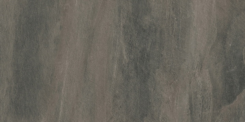 Dettaglio piastrella da pavimento e rivestimento per esterni in gres porcellanato effetto pietra naturale di Vesale della collezione Concept Stone di Gardenia Orchidea, formato 40x80 R11, colore Antracite