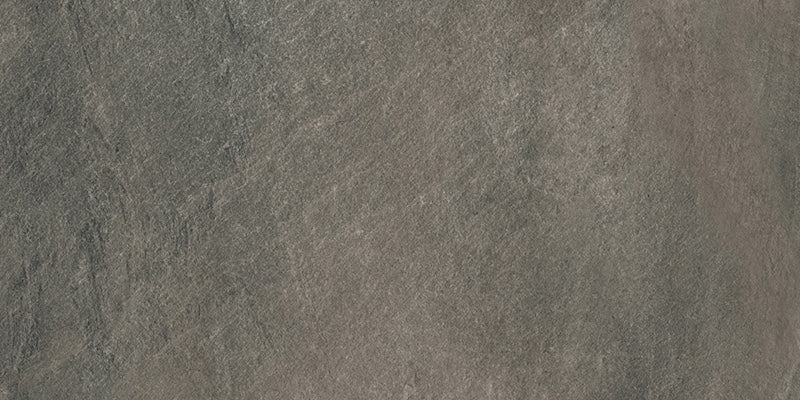 Dettaglio piastrella da pavimento e rivestimento per esterni in gres porcellanato effetto pietra naturale di Vesale della collezione Concept Stone di Gardenia Orchidea, formato 40x80 R11, colore Antracite