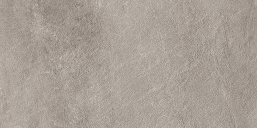 Dettaglio piastrella da pavimento e rivestimento per esterni in gres porcellanato effetto pietra naturale di Vesale della collezione Concept Stone di Gardenia Orchidea, formato 40x80 R11, colore Grigio