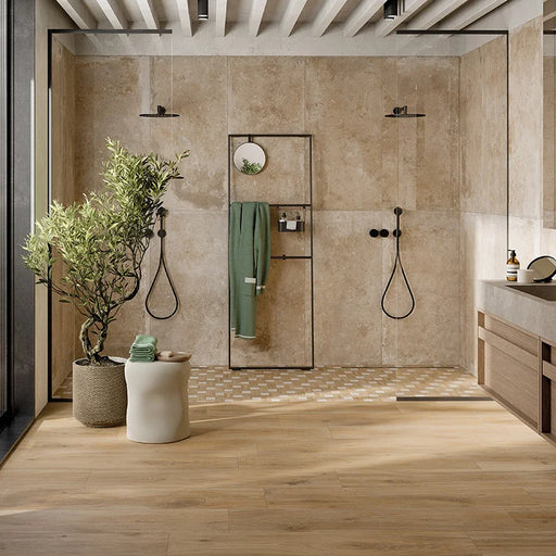 Bagno moderno con doccia walk-in e pavimento in gres porcellanato effetto legno rustico della collezione Cortina di Ceramica Rondine, formato 24x150 cm, colore Cognac