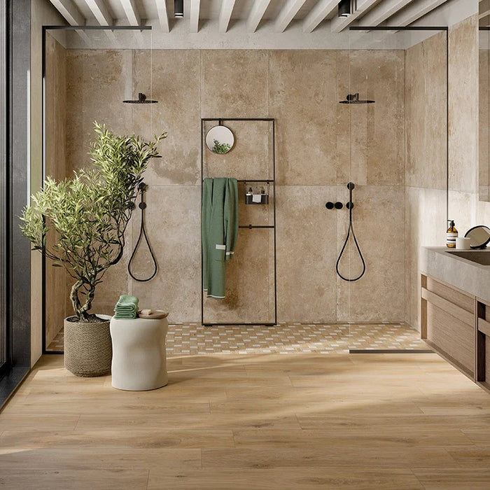 Bagno moderno con doccia walk-in e pavimento in gres porcellanato effetto legno rustico della collezione Cortina di Ceramica Rondine, formato 24x150 cm, colore Cognac