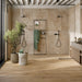 Bagno moderno con doccia walk-in e pavimento in gres porcellanato effetto legno rustico della collezione Cortina di Ceramica Rondine, formato 24x150 cm, colore Cognac