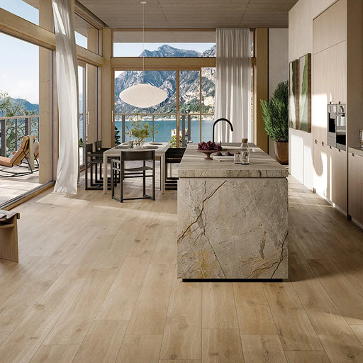 Casa sul lago moderna di lusso, con isola cucina in pietra e pavimento in gres porcellanato effetto legno rustico della collezione Cortina di Ceramica Rondine, formato 24x120 cm, colore Honey