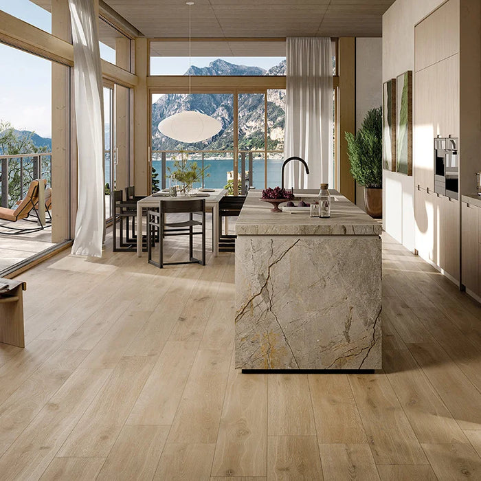 Casa sul lago moderna di lusso, con isola cucina in pietra e pavimento in gres porcellanato effetto legno rustico della collezione Cortina di Ceramica Rondine, formato 24x120 cm, colore Honey