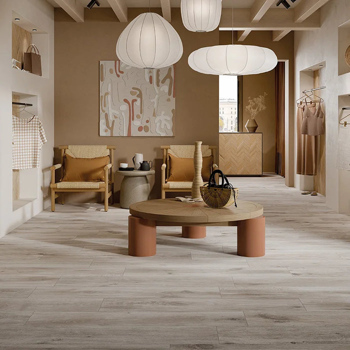 Negozio moderno con pavimento in gres porcellanato effetto legno rustico della collezione Cortina di Ceramica Rondine, formato 24x150 cm, colore Ivory