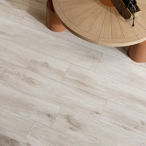 Dettaglio pavimento in gres porcellanato effetto legno rustico della collezione Cortina di Ceramica Rondine, formato 24x120 cm, colore Ivory