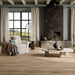 Salotto moderno con pavimento in gres porcellanato effetto legno rustico della collezione Cortina di Ceramica Rondine, formato 24x150 cm, colore Natural