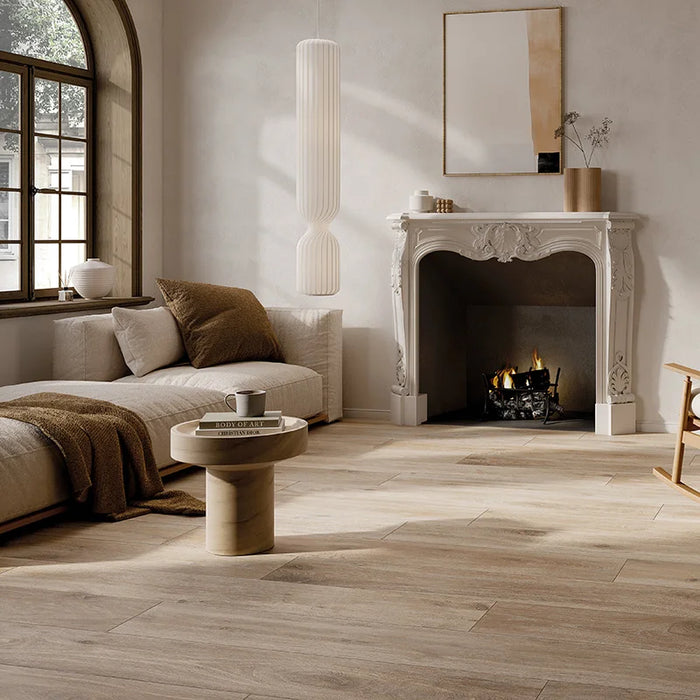 Salotto moderno con pavimento in gres porcellanato effetto legno rustico della collezione Cortina di Ceramica Rondine, formato 24x120 cm, colore Natural