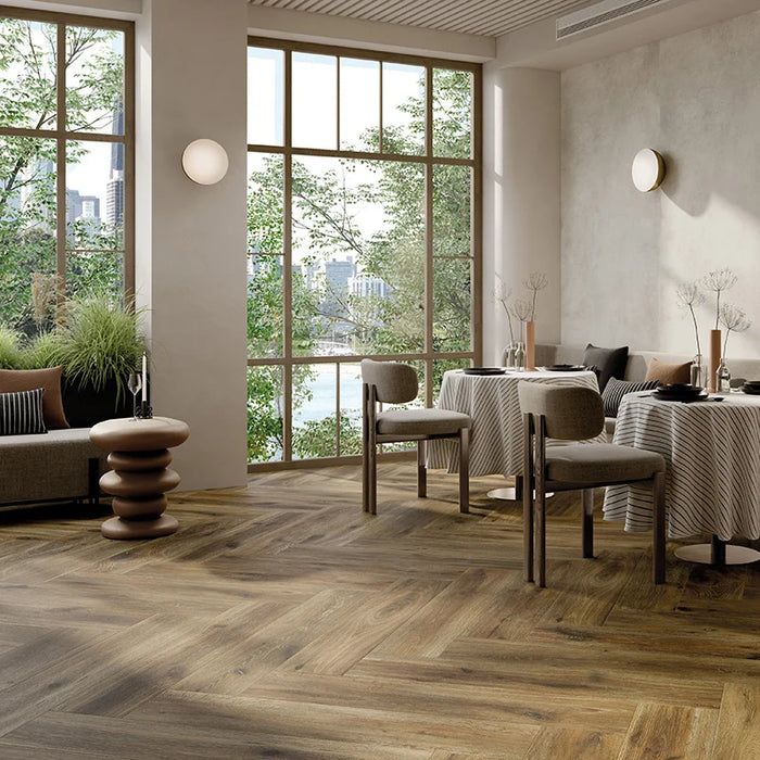 Ristorante moderno con pavimento in gres porcellanato effetto legno rustico della collezione Cortina di Ceramica Rondine, formato 24x120 cm, colore Nut