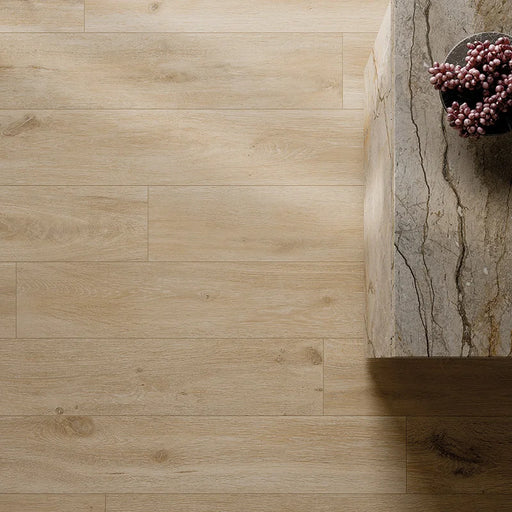 Dettaglio cucina con pavimento in gres porcellanato effetto legno rustico della collezione Cortina di Ceramica Rondine, formato 24x150 cm, colore Honey