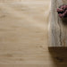 Dettaglio cucina con pavimento in gres porcellanato effetto legno rustico della collezione Cortina di Ceramica Rondine, formato 24x150 cm, colore Honey