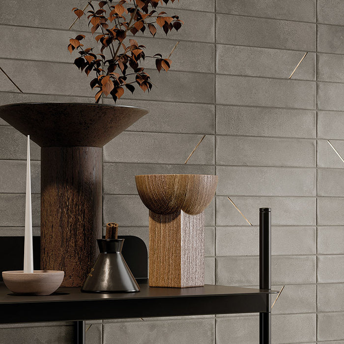 Dettaglio muro con rivestimento in gres porcellanato effetto mattoncino opaco 4.8x20 cm della collezione Cruda Brick, colore Grigio di Ceramica Rondine