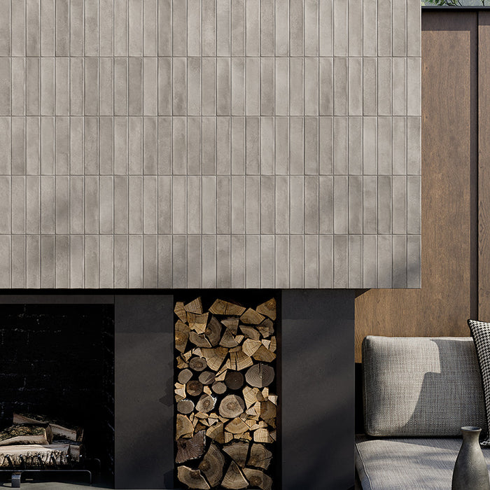 Dettaglio muro esterno con rivestimento in gres porcellanato effetto mattoncino opaco 4.8x20 cm della collezione Cruda Brick, colore Grigio di Ceramica Rondine