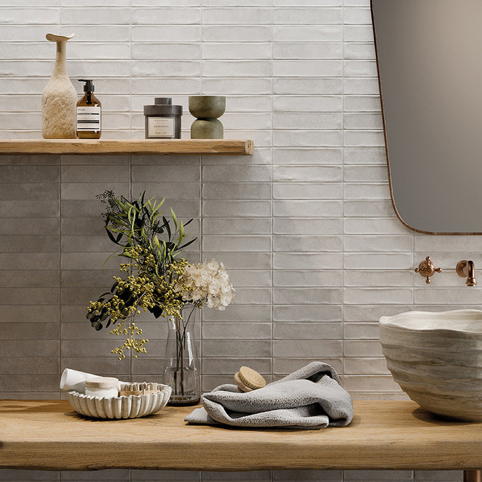 Bagno moderno con rivestimento in gres porcellanato effetto mattoncino opaco 4.8x20 cm della collezione Cruda Brick, colore Ice di Ceramica Rondine