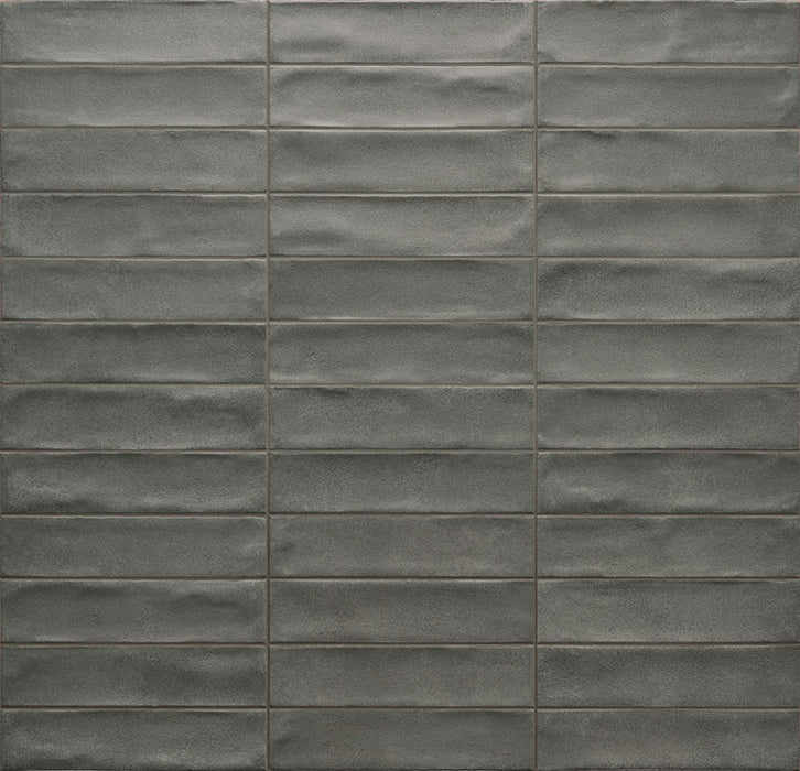 Dettaglio posato piastrella per rivestimento in gres porcellanato effetto mattoncino opaco 4.8x20 cm della collezione Cruda Brick, colore Antracite di Ceramica Rondine