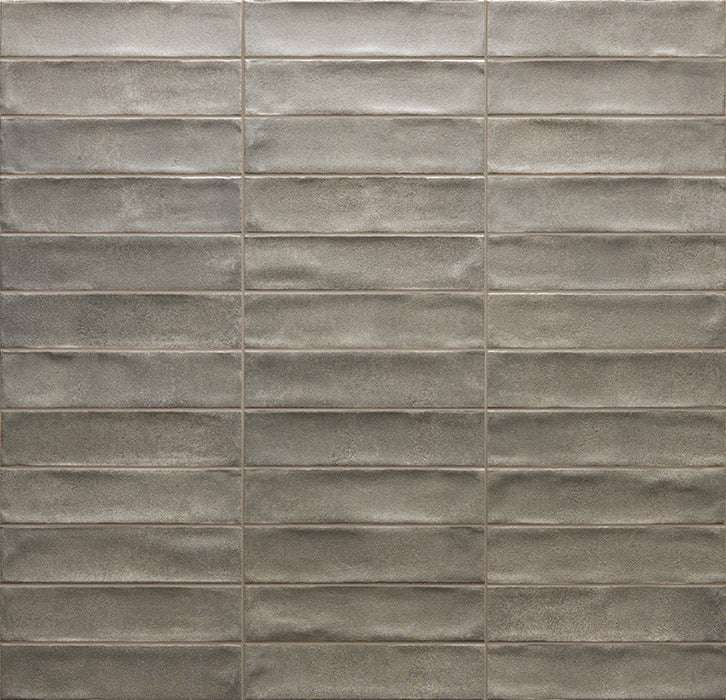 Dettaglio posato piastrella per rivestimento in gres porcellanato effetto mattoncino opaco 4.8x20 cm della collezione Cruda Brick, colore Grigio di Ceramica Rondine