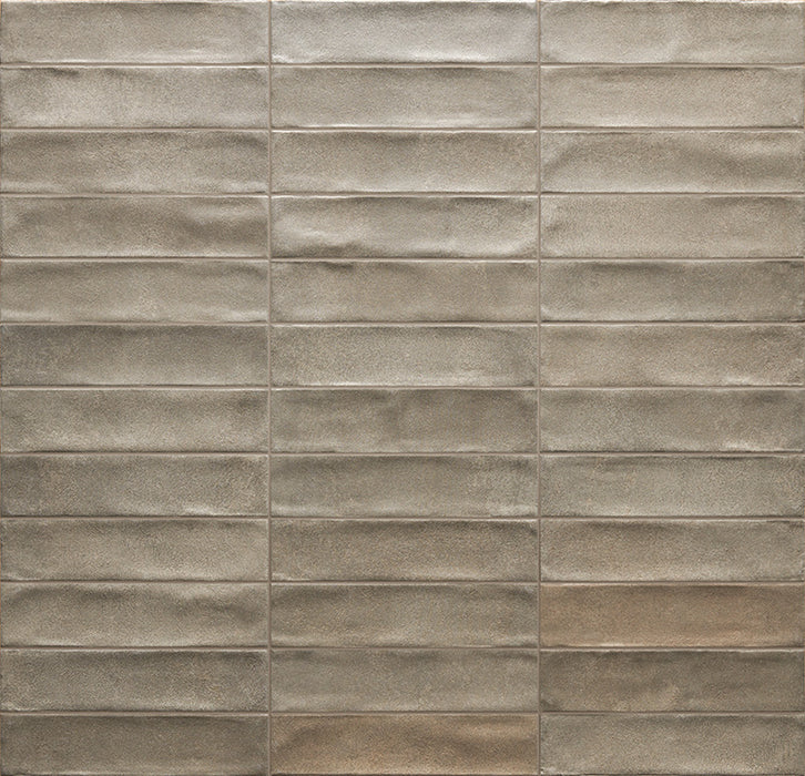 Dettaglio posato piastrella per rivestimento in gres porcellanato effetto mattoncino opaco 4.8x20 cm della collezione Cruda Brick, colore Tortora di Ceramica Rondine