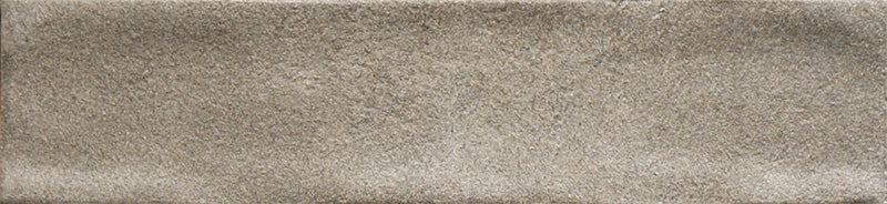 Dettaglio piastrella per rivestimento in gres porcellanato effetto mattoncino opaco 4.8x20 cm della collezione Cruda Brick, colore Tortora di Ceramica Rondine