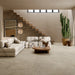 Soggiorno moderno con divano bianco e pavimento in gres porcellanato effetto pietra e marmo della collezione Crust di Ceramica Rondine, formato 120x120 cm, colore Beige