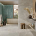 Bagno moderno con vasca in pietra e pavimento in gres porcellanato effetto pietra e marmo della collezione Crust di Ceramica Rondine, formato 60x120 cm, colore Light Grey