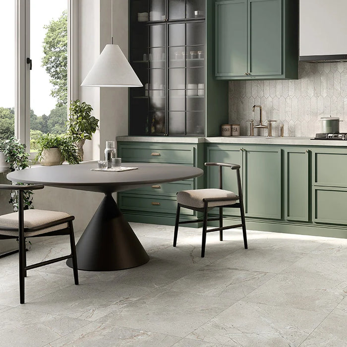 Cucina verde moderna con pavimento in gres porcellanato effetto pietra e marmo della collezione Crust di Ceramica Rondine, formato 60x60 cm, colore White