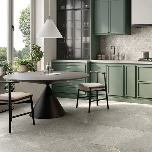 Cucina verde con pavimento in gres porcellanato effetto pietra e marmo della collezione Crust di Ceramica Rondine, formato 60x120 cm, colore Taupe